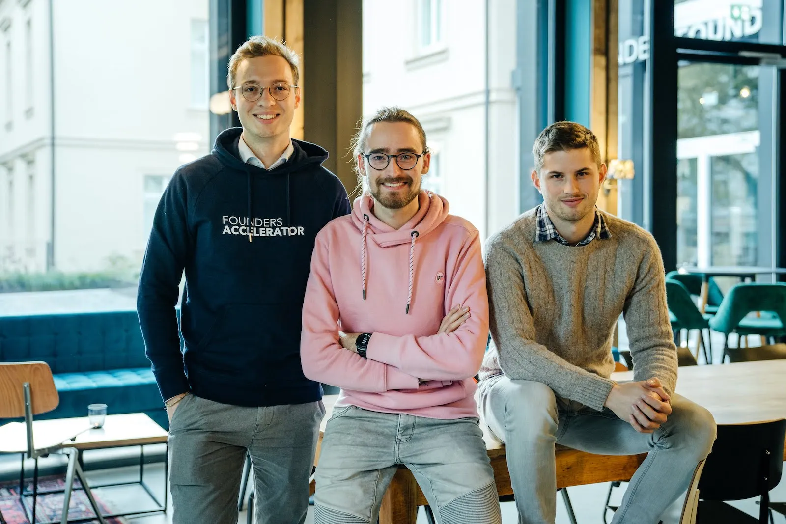 Die drei Echometer Gründer Jean Michel Diaz (links), Robin Roschlau (mitte) und Christian Heidemeyer (rechts) in der Founders Foundation in Bielefeld.